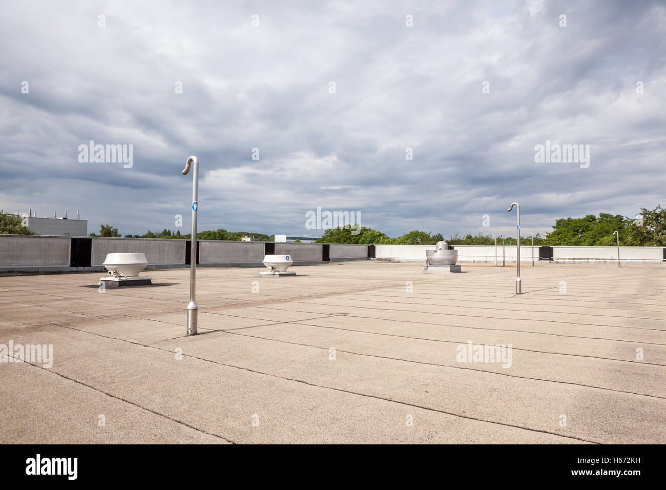 Su un tetto piatto di raffreddamento vi aria condizionata Foto Stock