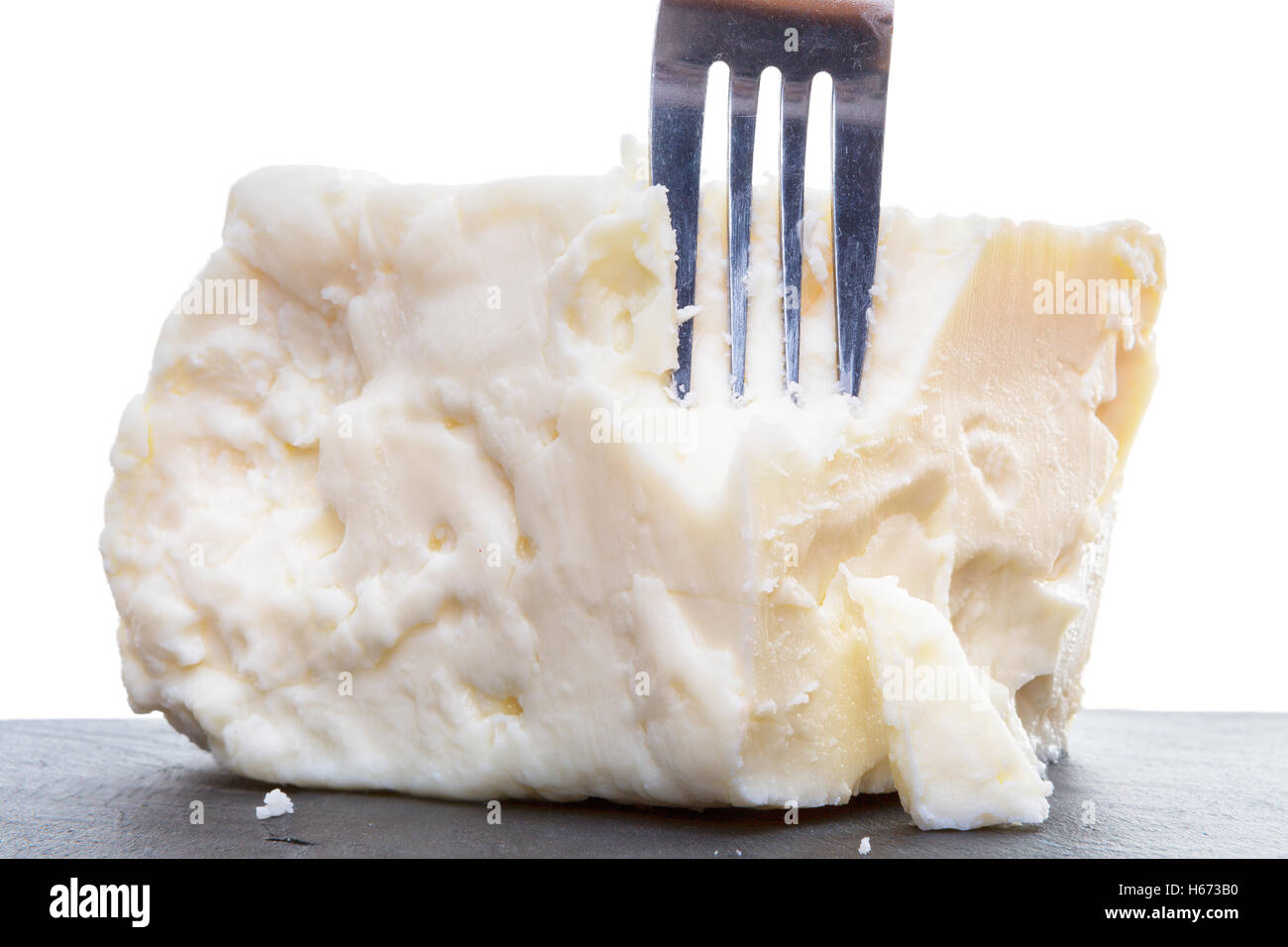 La rottura semisoft friabile piena di crema di formaggio feta fatta dal latte di vacca con una forcella che mostra la struttura di una chiusura laterale di t Foto Stock