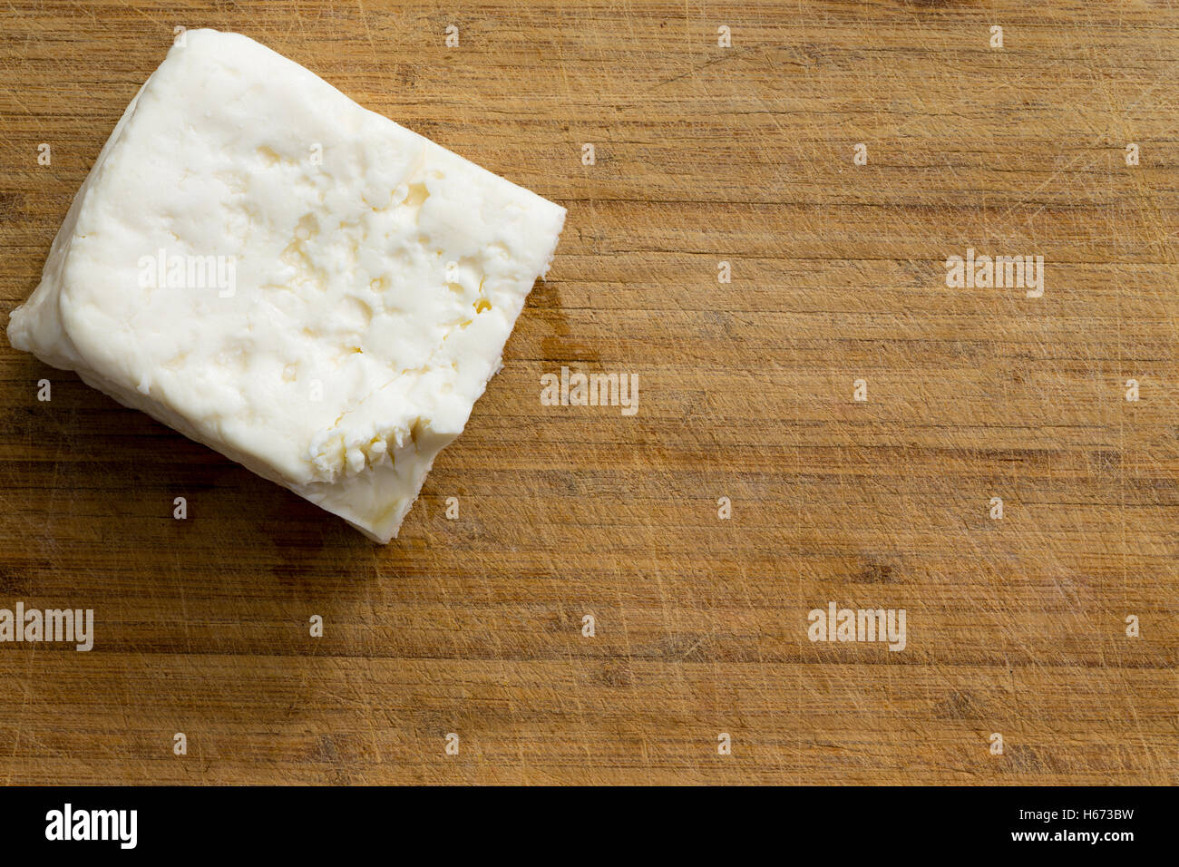 Cubo di formaggio bianco sul tagliere con copia spazio per tema diario di specialità prodotti pronti per preparare Foto Stock