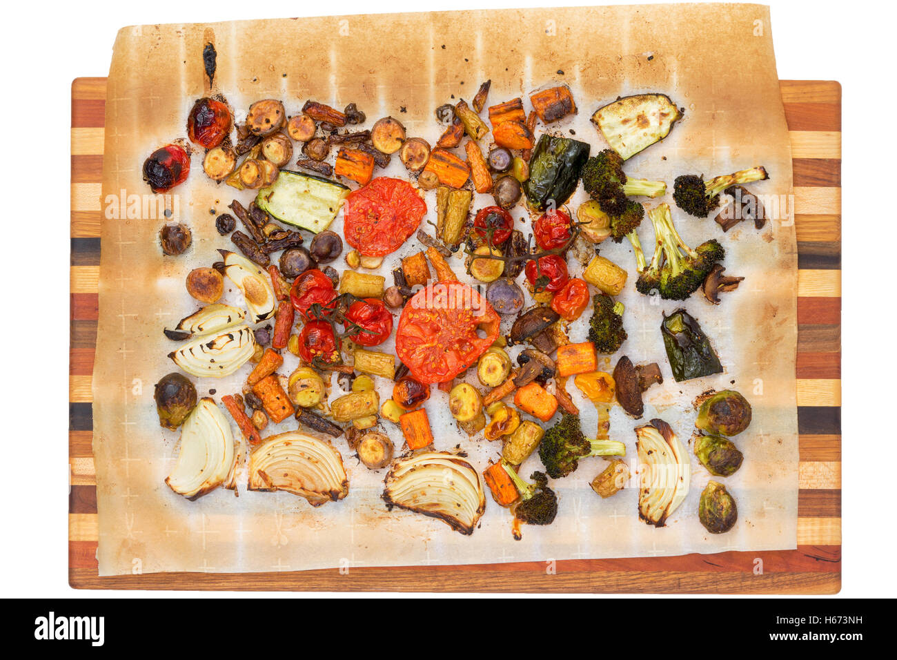 Vista dall'alto in basso di recente alla griglia o arrosto di pomodori, broccoli, squash, carote, funghi, i cavoletti di Bruxelles e peperoni su t Foto Stock