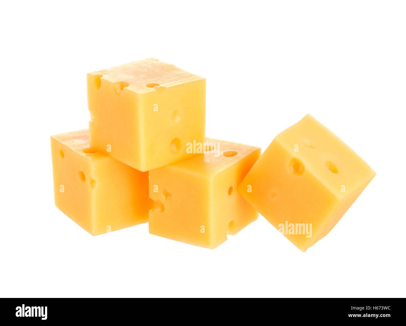 Cubetti di formaggio isolato su bianco Foto Stock