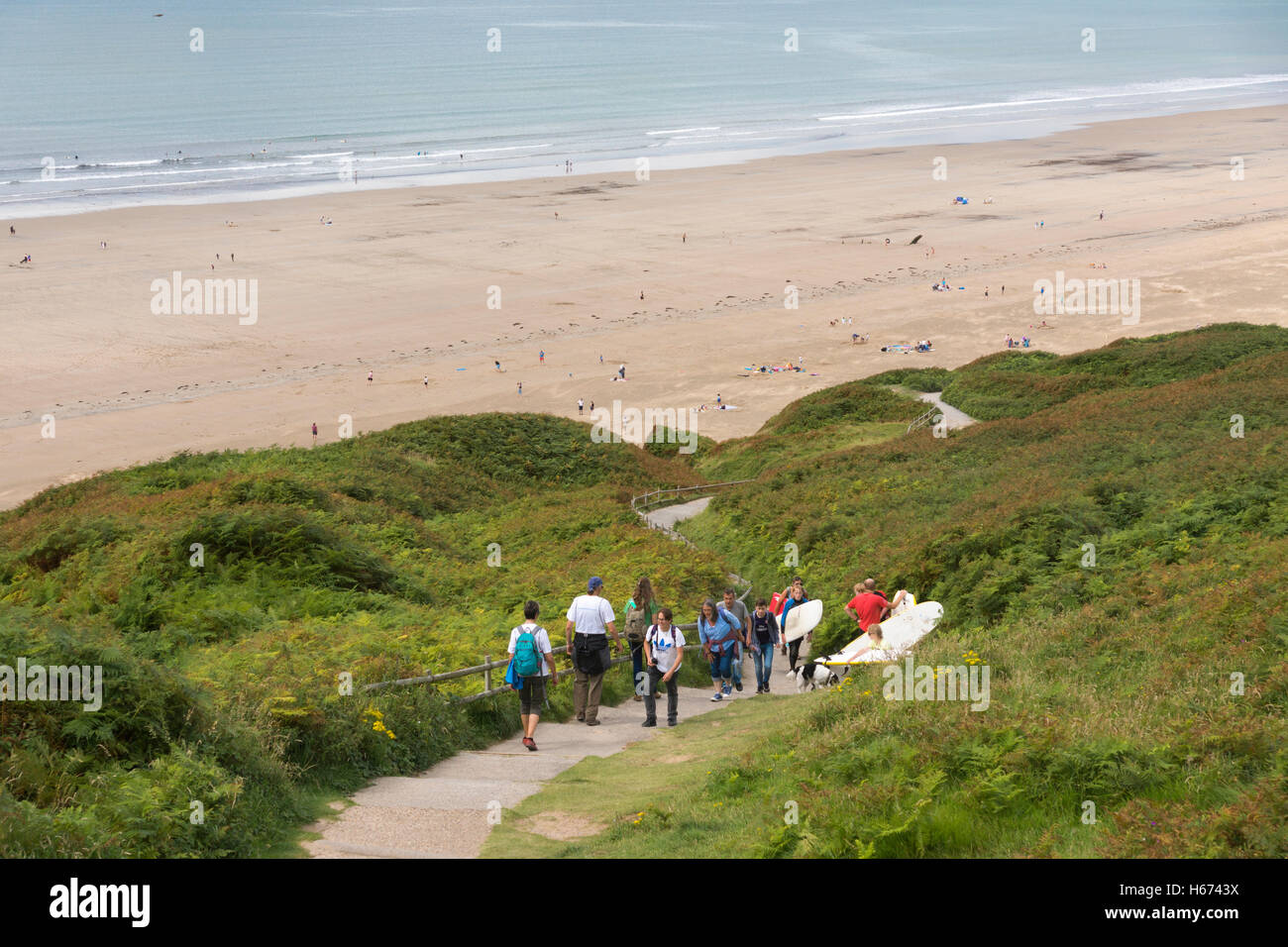 Per vacanza facendo la loro strada da e per la spiaggia di Rhossili, Galles Foto Stock