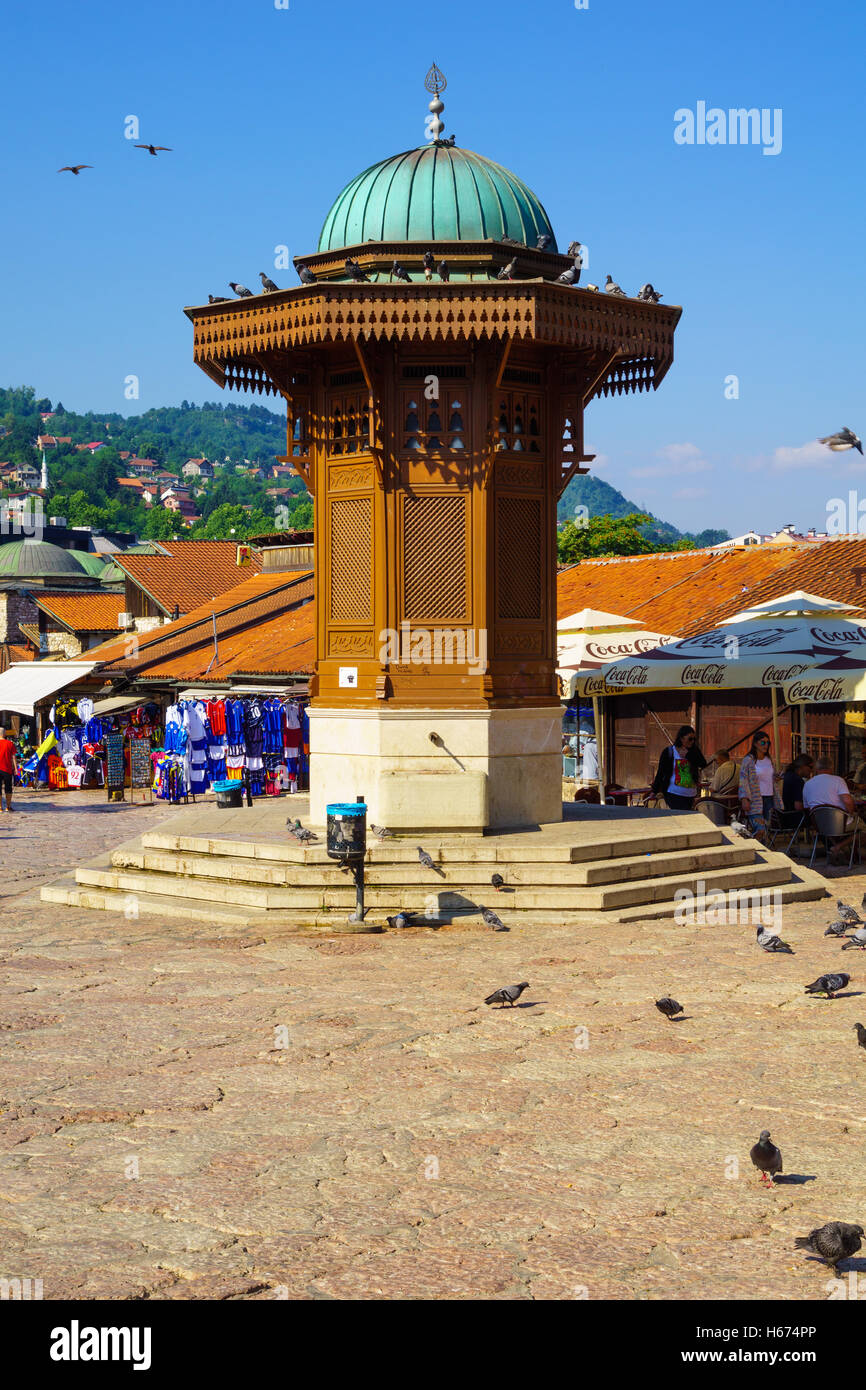SARAJEVO, Bosnia Erzegovina - Luglio 05, 2015: Strada tipica scena, con la fontana di Sebilj, le imprese locali, la gente del posto e turisti, in Sarajev Foto Stock