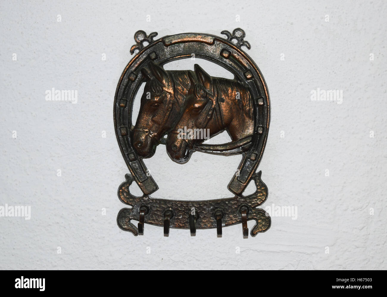 Appendiabiti decorato con l'immagine di un ferro di cavallo e le teste dei  cavalli Foto stock - Alamy