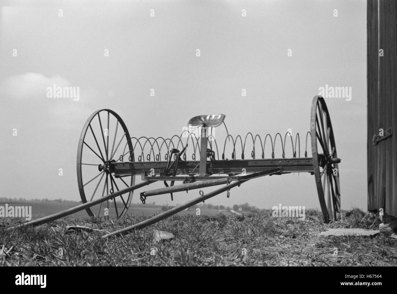 Hayrake in agriturismo vicino a Greenhills Progetto, Cincinnati, Ohio, Stati Uniti d'America, Theodor Jung PER GLI STATI UNITI Amministrazione di reinsediamento, Aprile 1936 Foto Stock