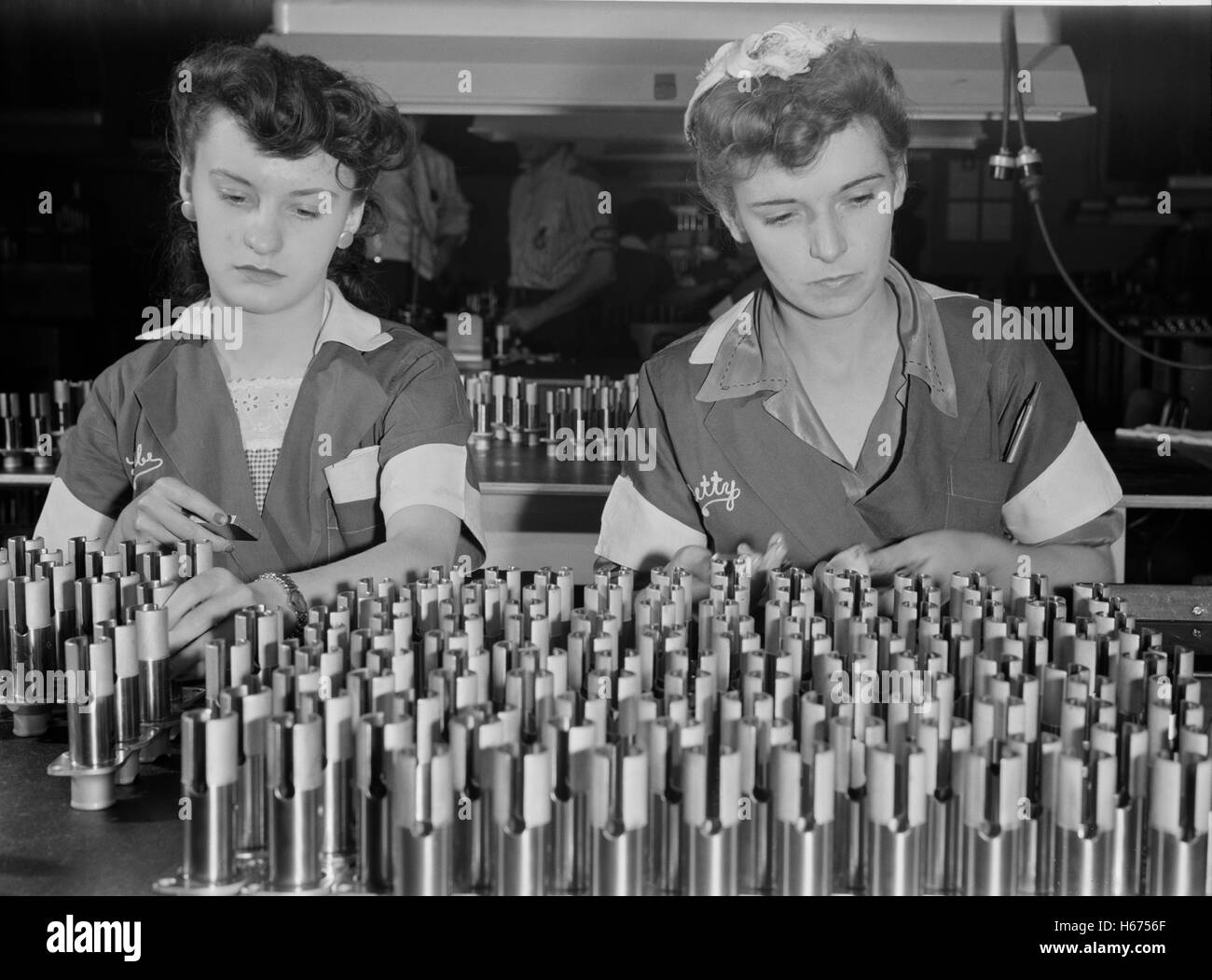 Due dei lavoratori di sesso femminile Ispezione motore aereo parti durante la II Guerra Mondiale, STATI UNITI D'AMERICA, Ann Rosener per ufficio di informazione di guerra, Agosto 1942 Foto Stock