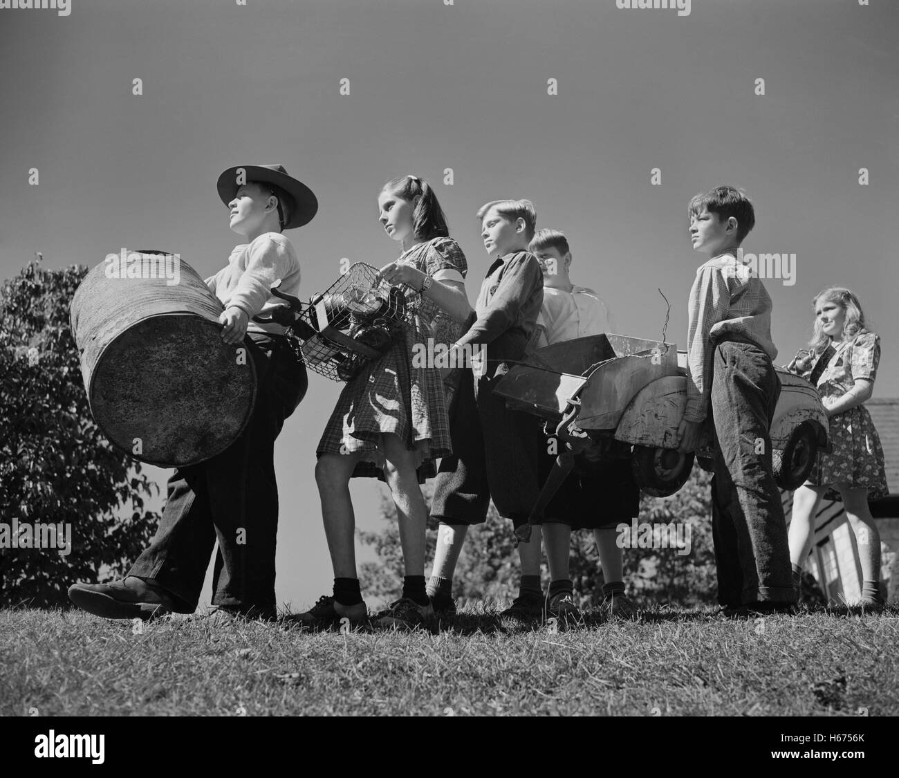 Gli scolari che contribuiscono alla guerra lo sforzo compiuto dalla raccolta dei rottami metallici, Roanoke, Virginia, Stati Uniti d'America, Valentino Sarra, Ufficio di informazione di guerra, Ottobre 1942 Foto Stock