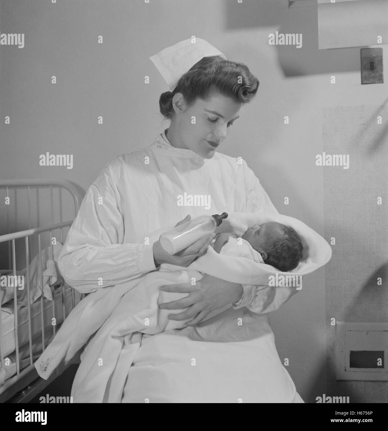 Alimentazione infermiere Neonato, Fritz Henle per ufficio di informazione di guerra, Novembre 1942 Foto Stock