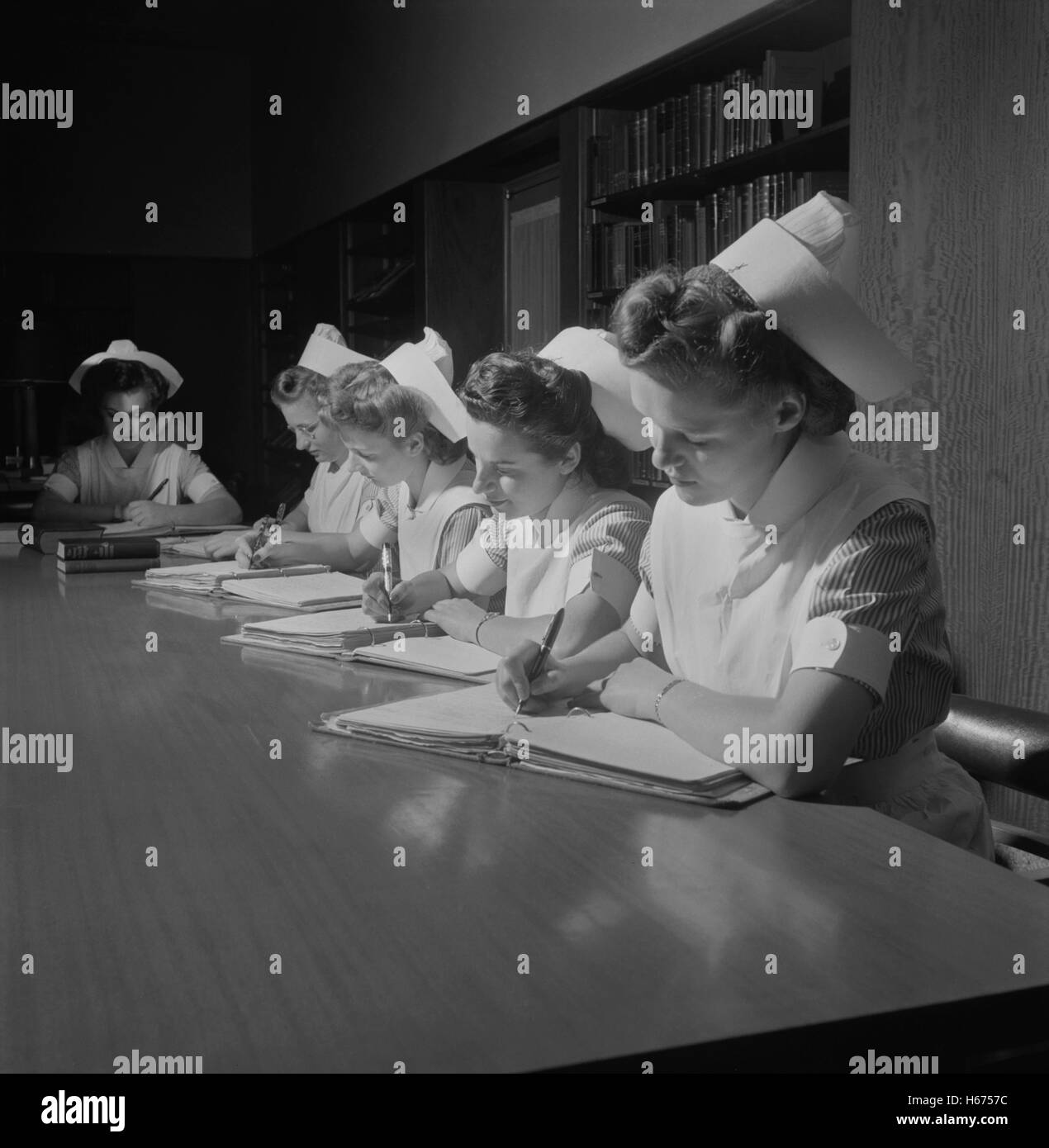 Infermieri studente studiare, Fritz Henle per ufficio di informazione di guerra, Novembre 1942 Foto Stock