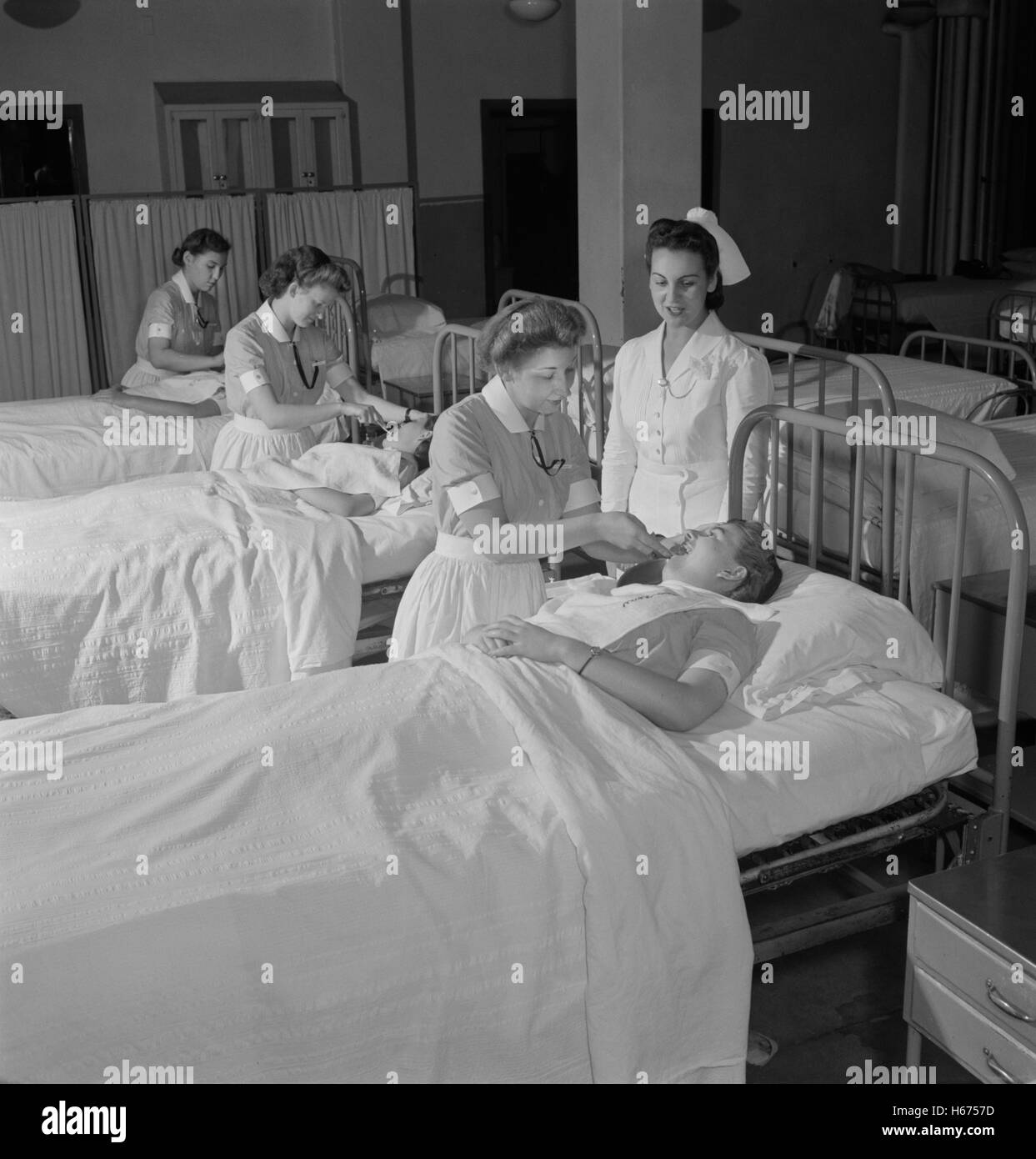 Studente infermieri praticando tecniche su uno un altro, Fritz Henle per ufficio di informazione di guerra, Novembre 1942 Foto Stock