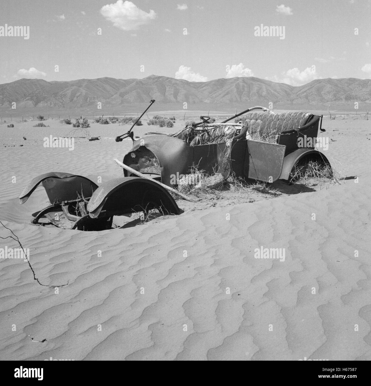 Auto abbandonate reliquia su fattoria distrutta da erosione di vento, Idaho, Stati Uniti d'America, Wilbur Staats per la Farm Security Administration, Marzo 1937 Foto Stock