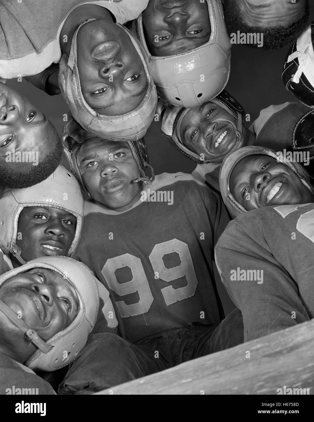 Basso Angolo di visione dei giocatori di calcio in Huddle, Bethune-Cookman College, Daytona Beach, Florida, Stati Uniti d'America, Gordon parchi per ufficio di informazione di guerra, Gennaio 1943 Foto Stock