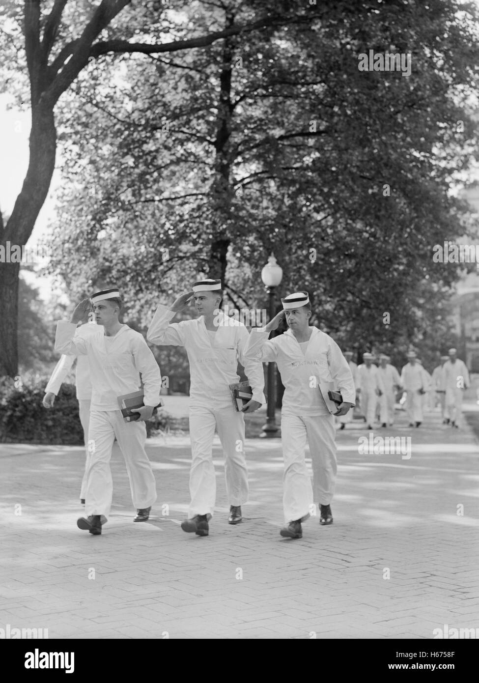 Salutando aspiranti guardiamarina, U.S. Accademia navale, Annapolis, Maryland, USA, dal tenente Whitman per ufficio di informazione di guerra, Luglio 1942 Foto Stock