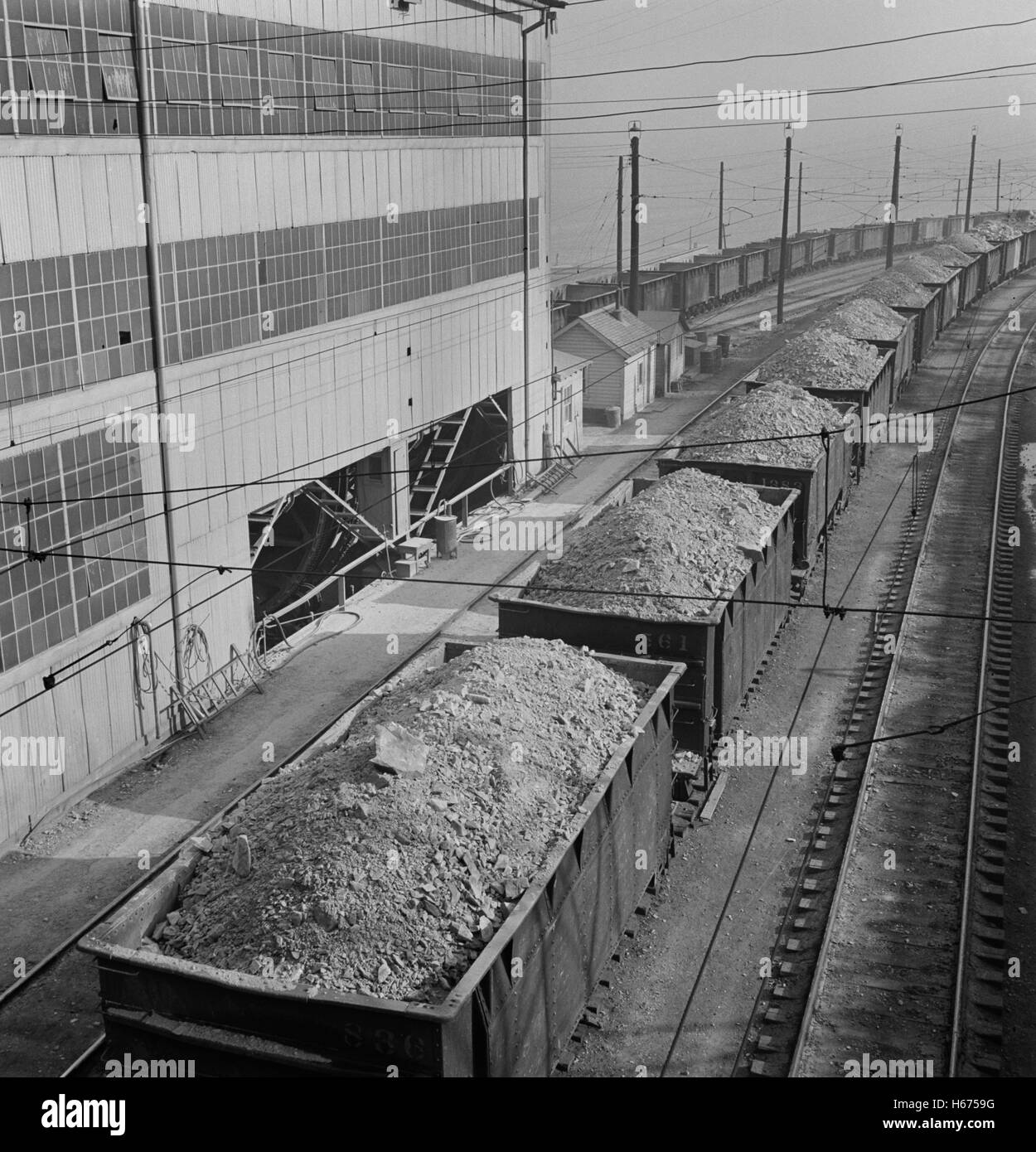 I treni di minerali contenenti rame arrivando a impianto di raffinazione, Salt Lake County, Utah, Stati Uniti d'America, Andreas Feininger per ufficio di informazione di guerra, Novembre 1942 Foto Stock
