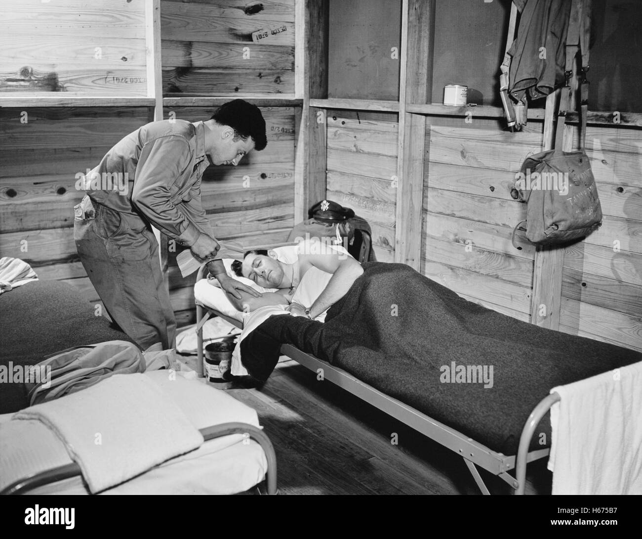 Pilota di U.S. Esercito il trasporto aereo comando essendo risvegliato a ricevere gli ordini, David Eisendrath per ufficio di informazione di guerra, 1943 Foto Stock