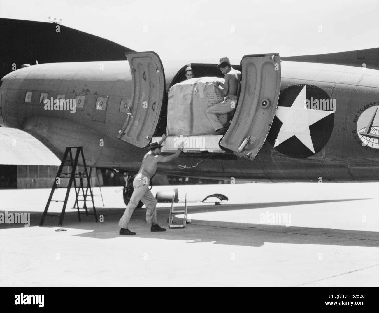 Stati Uniti L'esercito dell'aria di comando di trasporto aereo essendo caricati, David Eisendrath per ufficio di informazione di guerra, 1943 Foto Stock