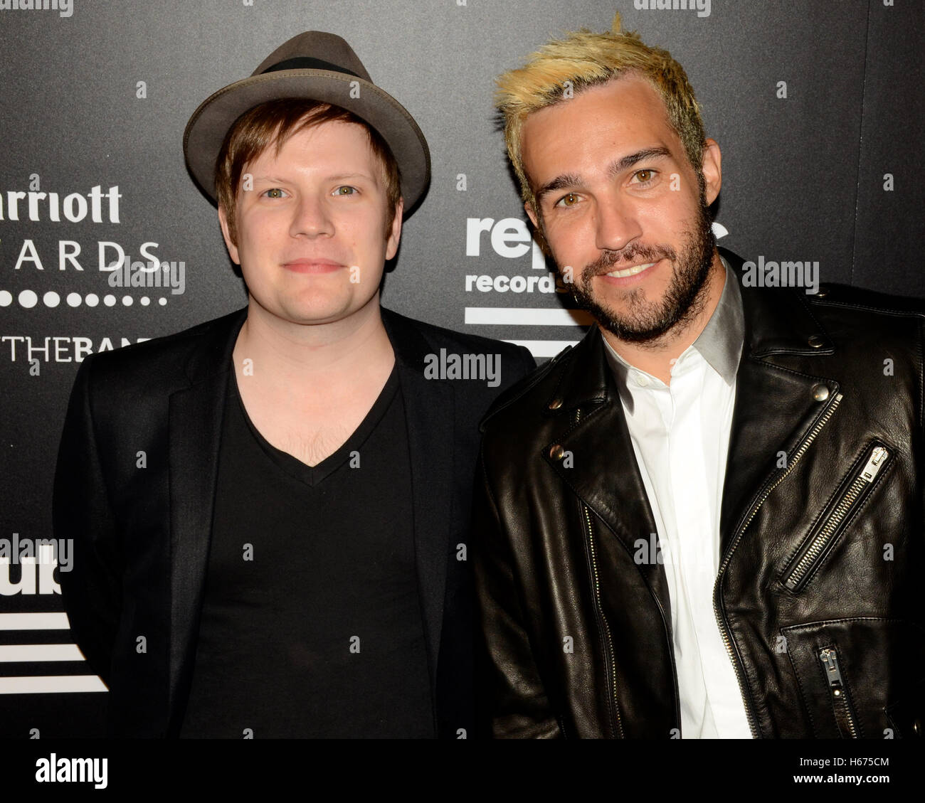 Pete Wentz (r) e Patrick Stump dei Fall Out Boy arriva in corrispondenza della Repubblica record come privati post-VMA Celebrazione Foto Stock