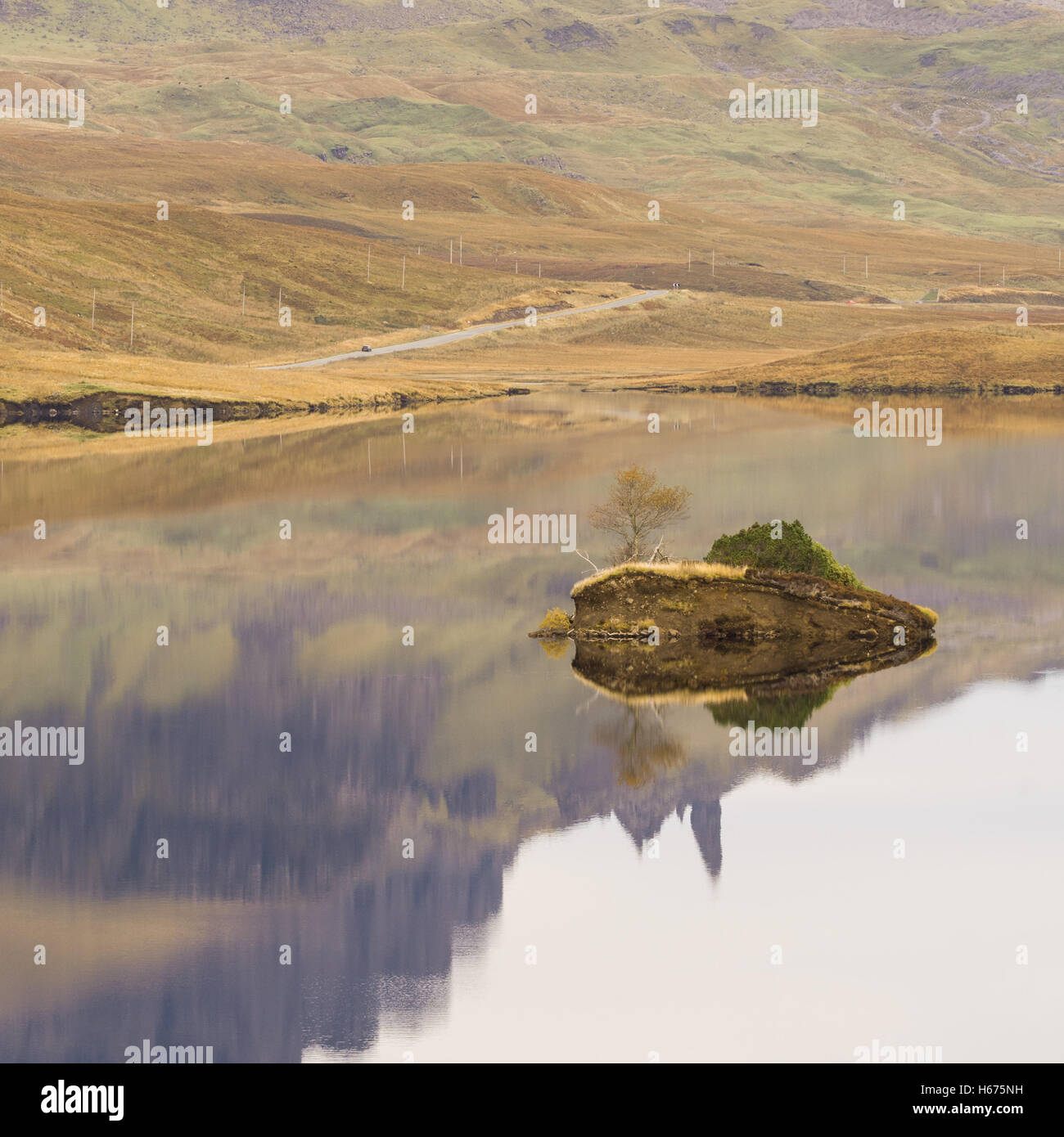 Isola di Skye riflessioni: il vecchio uomo di Storr riflessa in Loch Fada su ancora un giorno di autunno sull'Isola di Skye in Scozia, Regno Unito Foto Stock