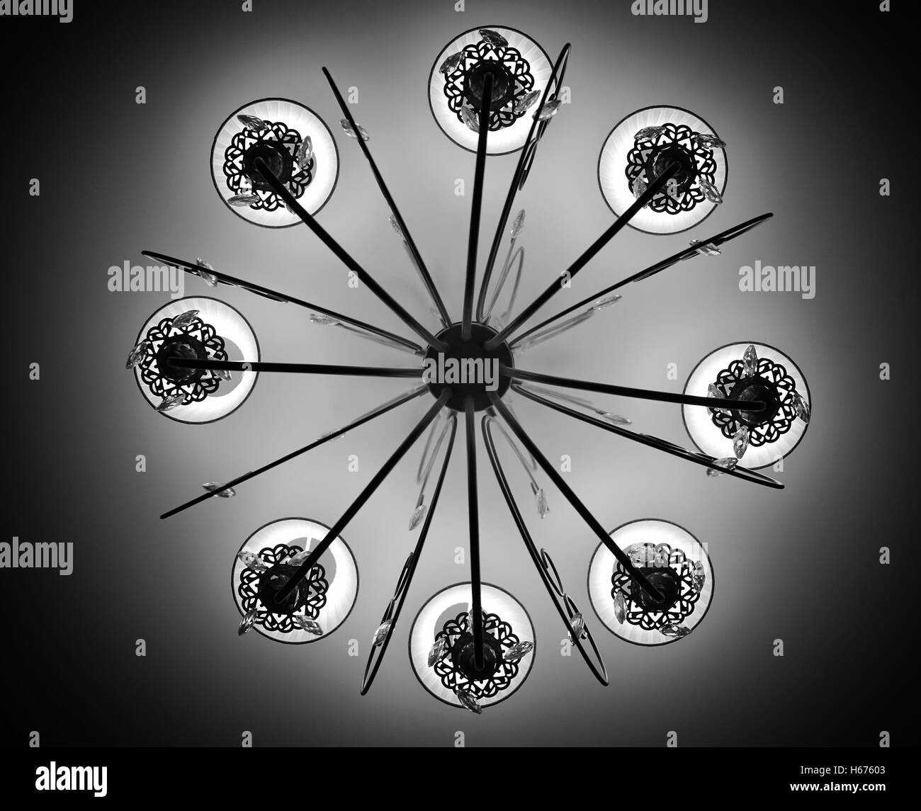 Il lampadario sul soffitto monocromatico Foto Stock