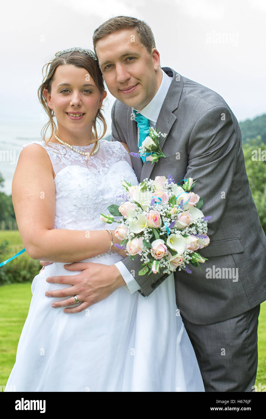 Sposi marito e moglie formale avente le foto scattate al loro luogo di nozze Foto Stock