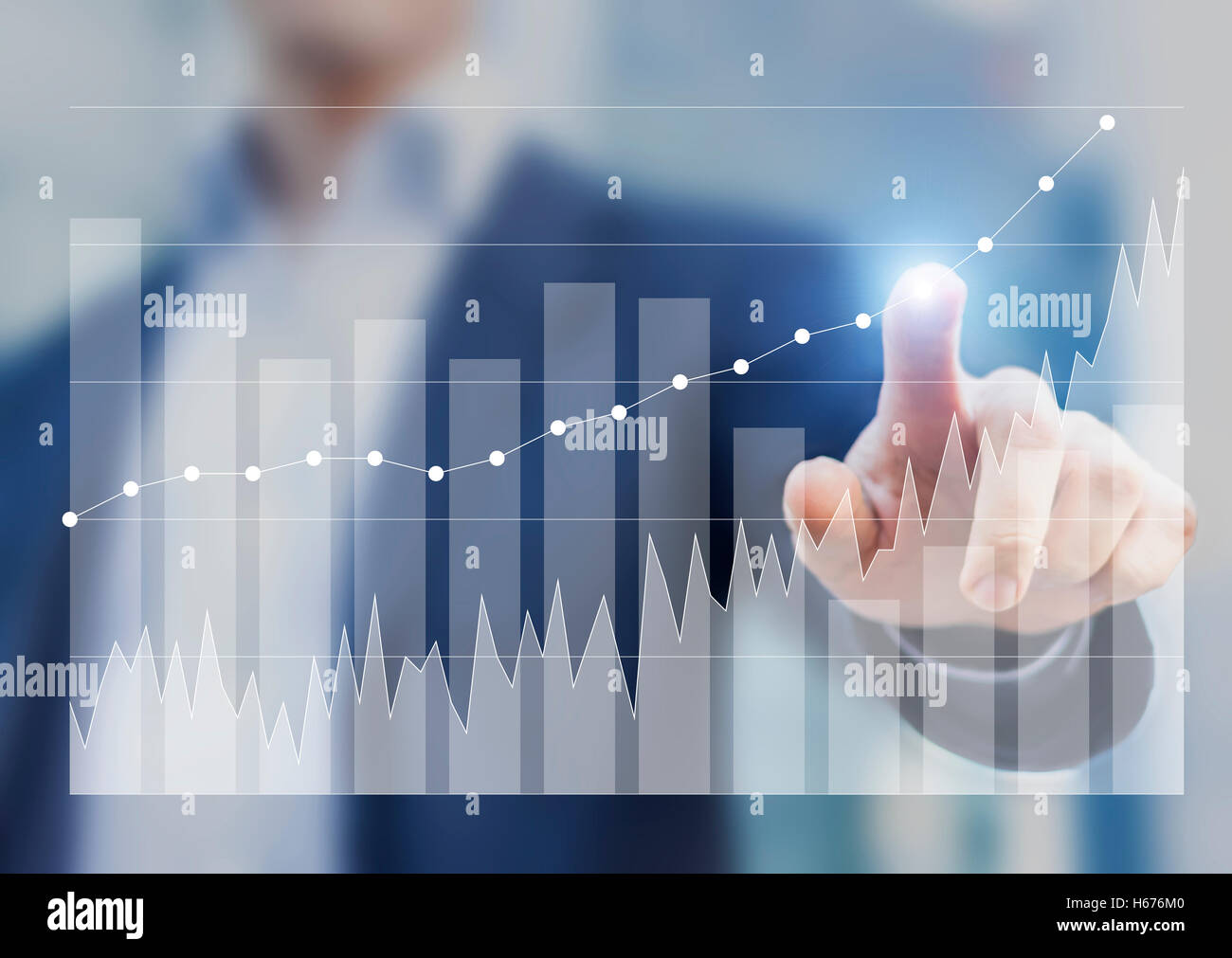Imprenditore esperto utilizzando la business intelligence per lo schizzo delle future prospettive di crescita e di successo con i grafici Foto Stock
