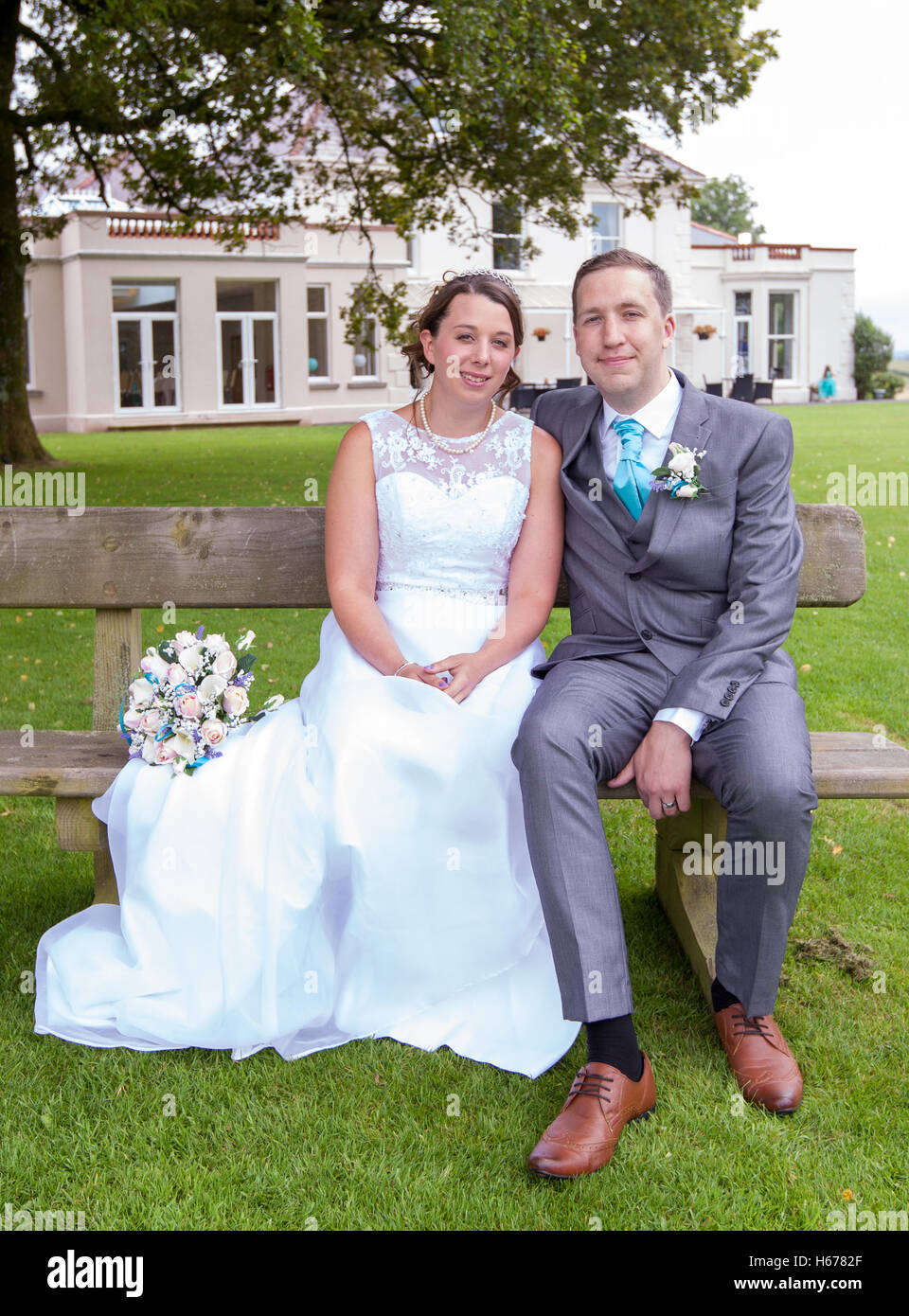 Sposi marito e moglie formale avente le foto scattate al loro luogo di nozze Foto Stock