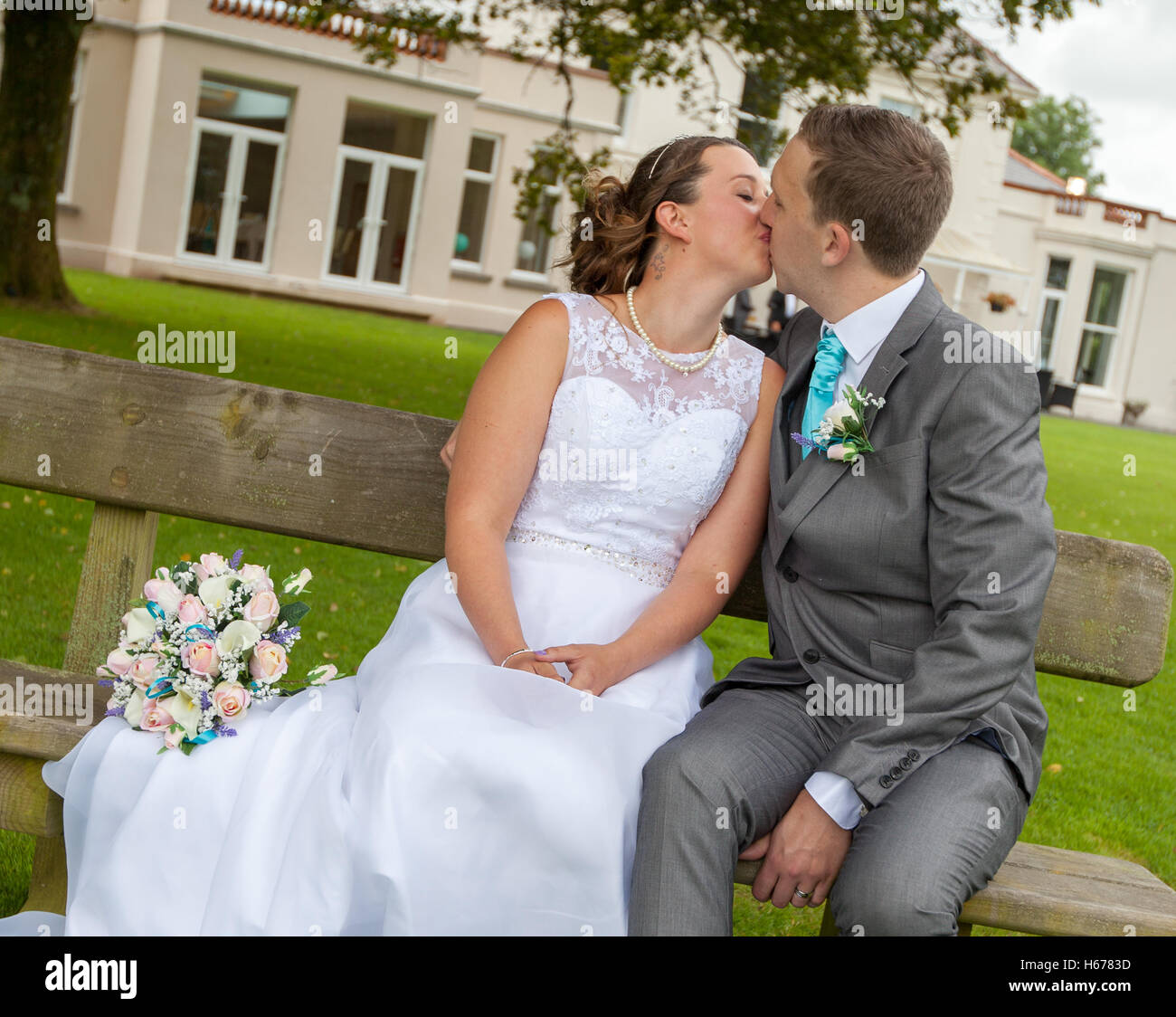 Sposi marito e moglie formale avente le foto scattate al loro luogo di nozze Foto Stock