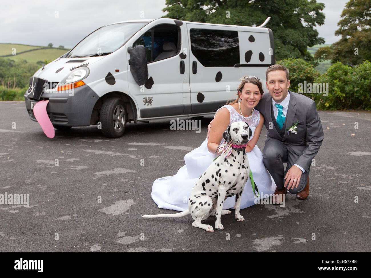 Sposa e lo sposo e il loro cane presso le loro nozze. Dalmazia con la sua recente wed proprietari. Foto Stock