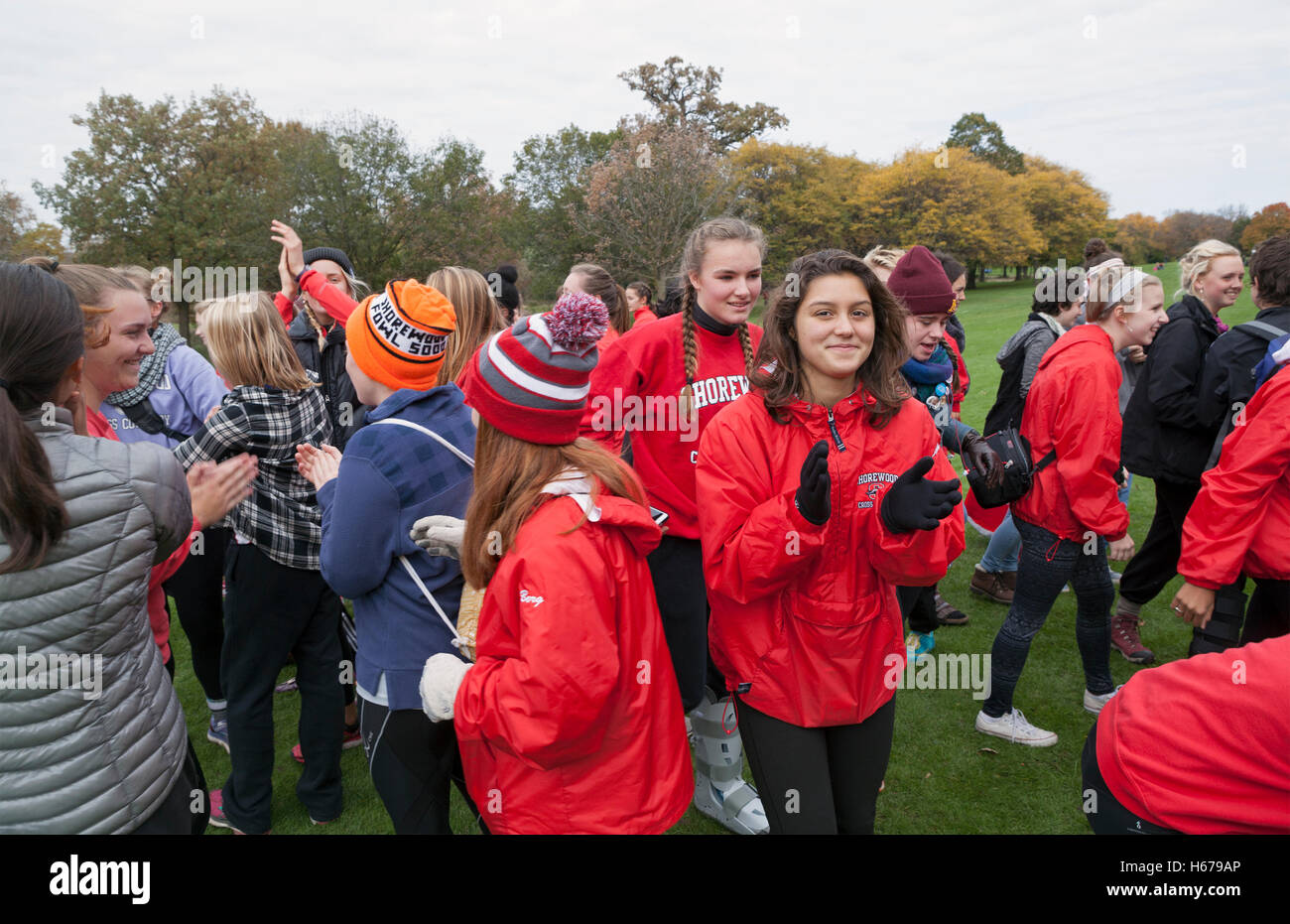 Il Shorewood High School girls' cross country team si prepara per una sezione di soddisfare in Wisconsin. Foto Stock