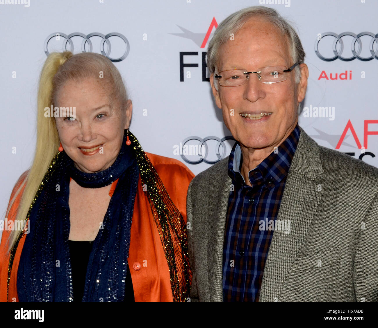 Sally Kirkland e Richard Chamberlain arriva all'AFI FEST 2015 presentato da Audi Centrotavola Screening di Gala di " dove per invadere Nexr" presso il teatro egiziano il 7 novembre 2015 a Hollywood, in California. Foto Stock