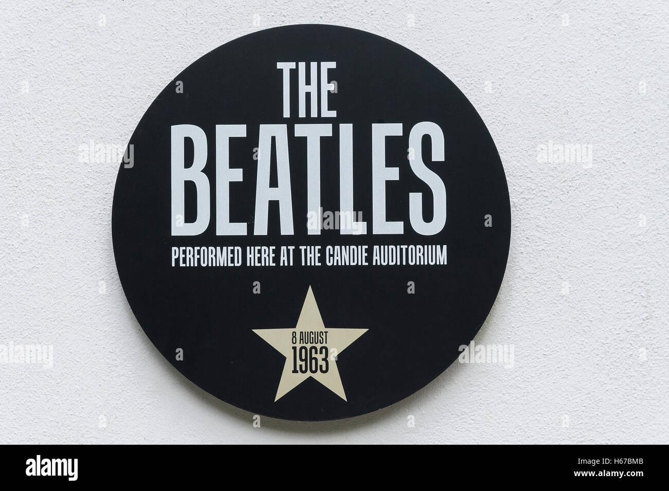 Questa lapide ricorda i Beatles effettuando al Candie Auditorium, St. Peter Port Guernsey il 8 agosto 1963. Foto Stock