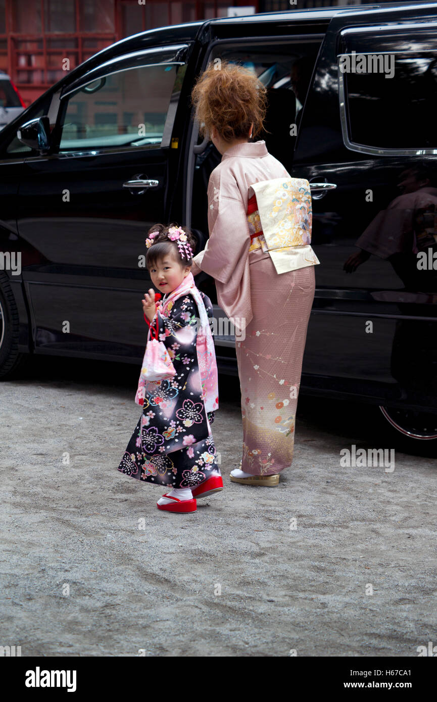 Giapponese bambina vestito in abiti tradizionali vicino Futarasan jinja, un  sacrario scintoista, Nikkō, Giappone Foto stock - Alamy