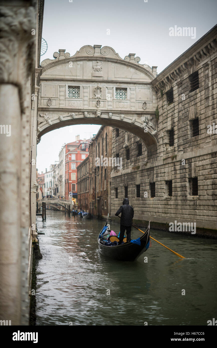 Gondole viaggiare accanto a Palazzo Ducale sotto il Ponte dei Sospiri (Ponte dei Sospiri), Venezia, Italia, UE, Europa Foto Stock