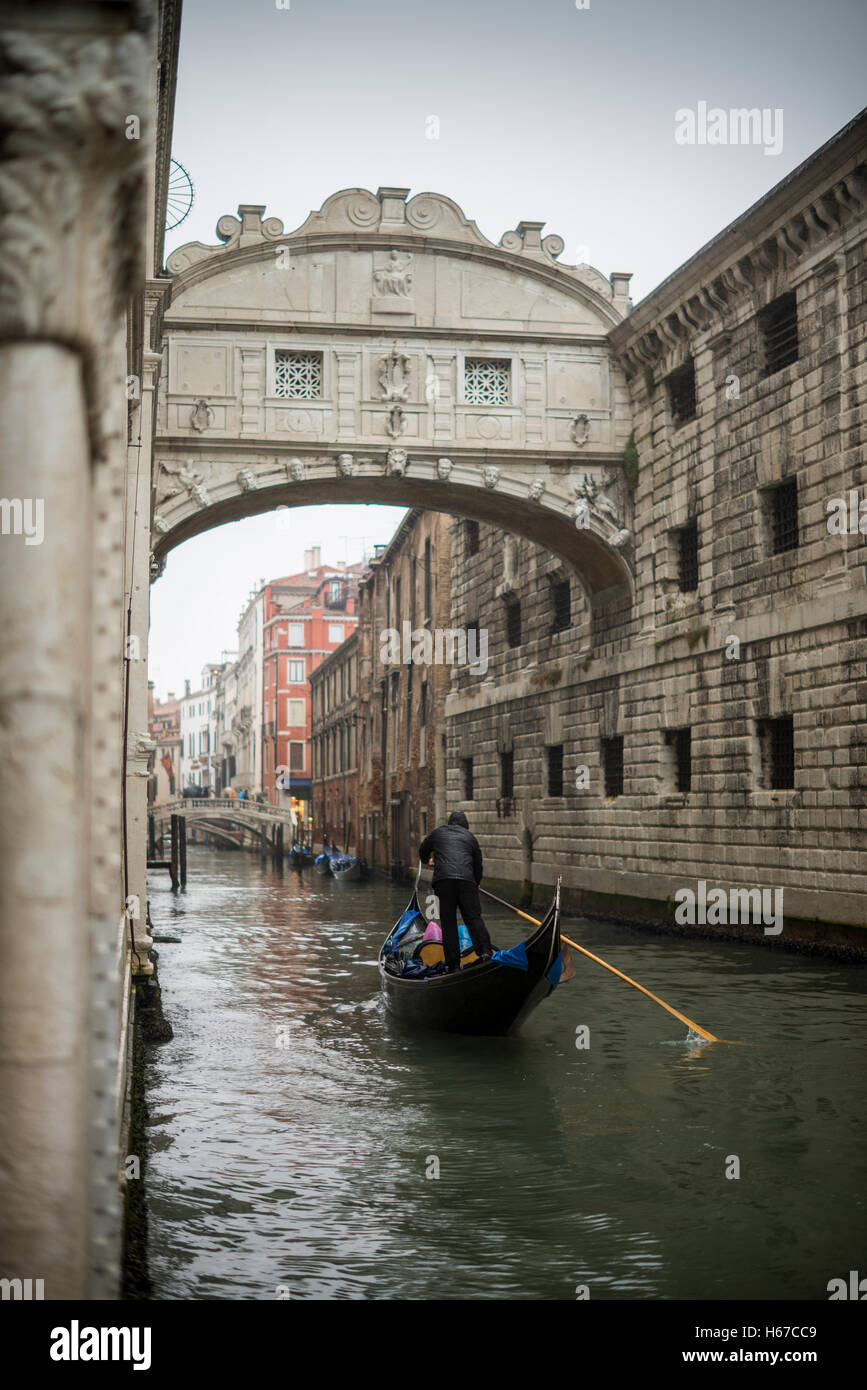 Gondole viaggiare accanto a Palazzo Ducale sotto il Ponte dei Sospiri (Ponte dei Sospiri), Venezia, Italia, UE, Europa Foto Stock