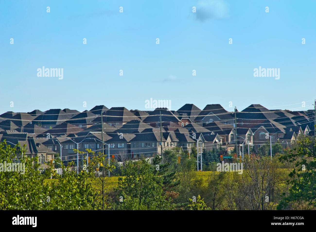 La proliferazione incontrollata dei suburbane, nuova costruzione centro della classe unica famiglia case unifamiliari Foto Stock