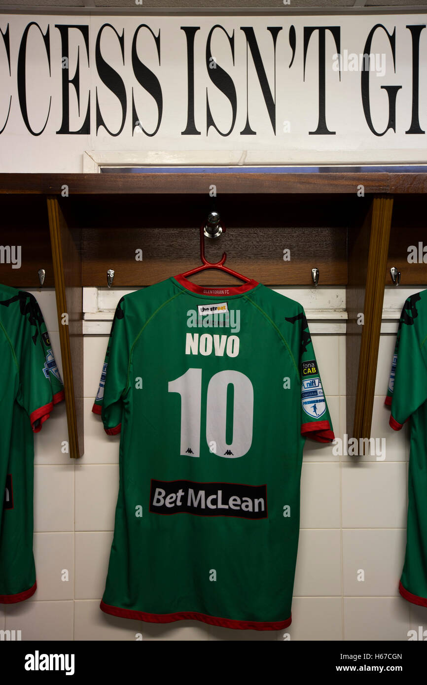 Nacho Novo shirt appeso in casa spogliatoio al ovale, Belfast, raffigurato prima Glentoran hosted city-rivali Cliftonville in un Premiership NIFL corrispondono. Glentoran, formata nel 1892, sono stati in base al ovale in quanto la loro formazione e sono storicamente uno dei in Irlanda del Nord la "grandi" due squadre di calcio. Essi avevano un unprecendentally pessimo inizio di campionato 2016-17 campagna, ma è venuto da dietro per vincere questa attrezzatura 2-1, sorvegliato da una folla di 1872. Foto Stock