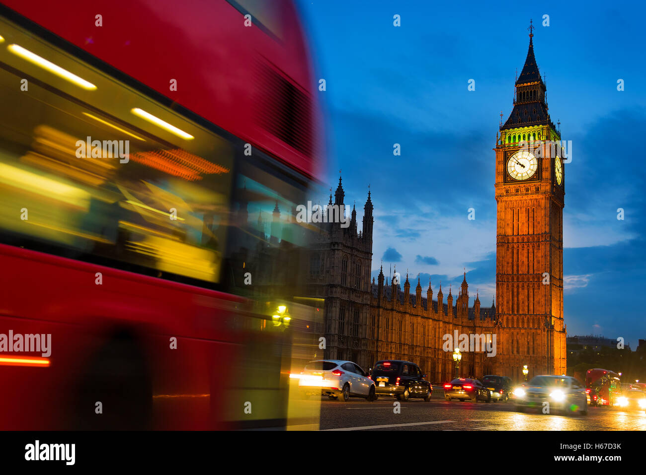 Case del Parlamento di Londra di notte con il traffico striature di luce. Foto Stock