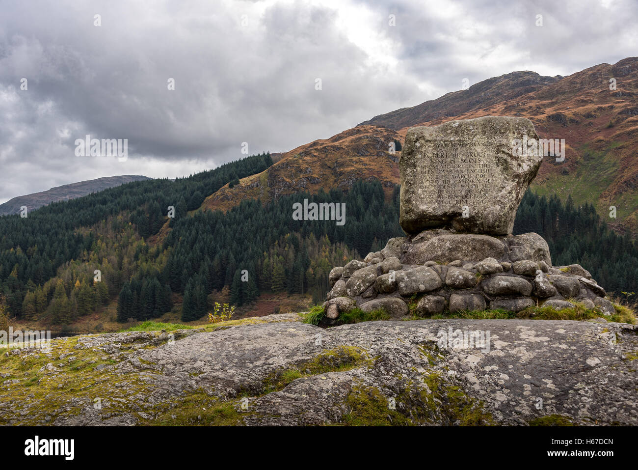 Un memoriale di pietra a una battaglia in Glen Trool, Scozia nel 1307 quando gli scozzesi portano da Robert the Bruce sconfitto un esercito inglese Foto Stock