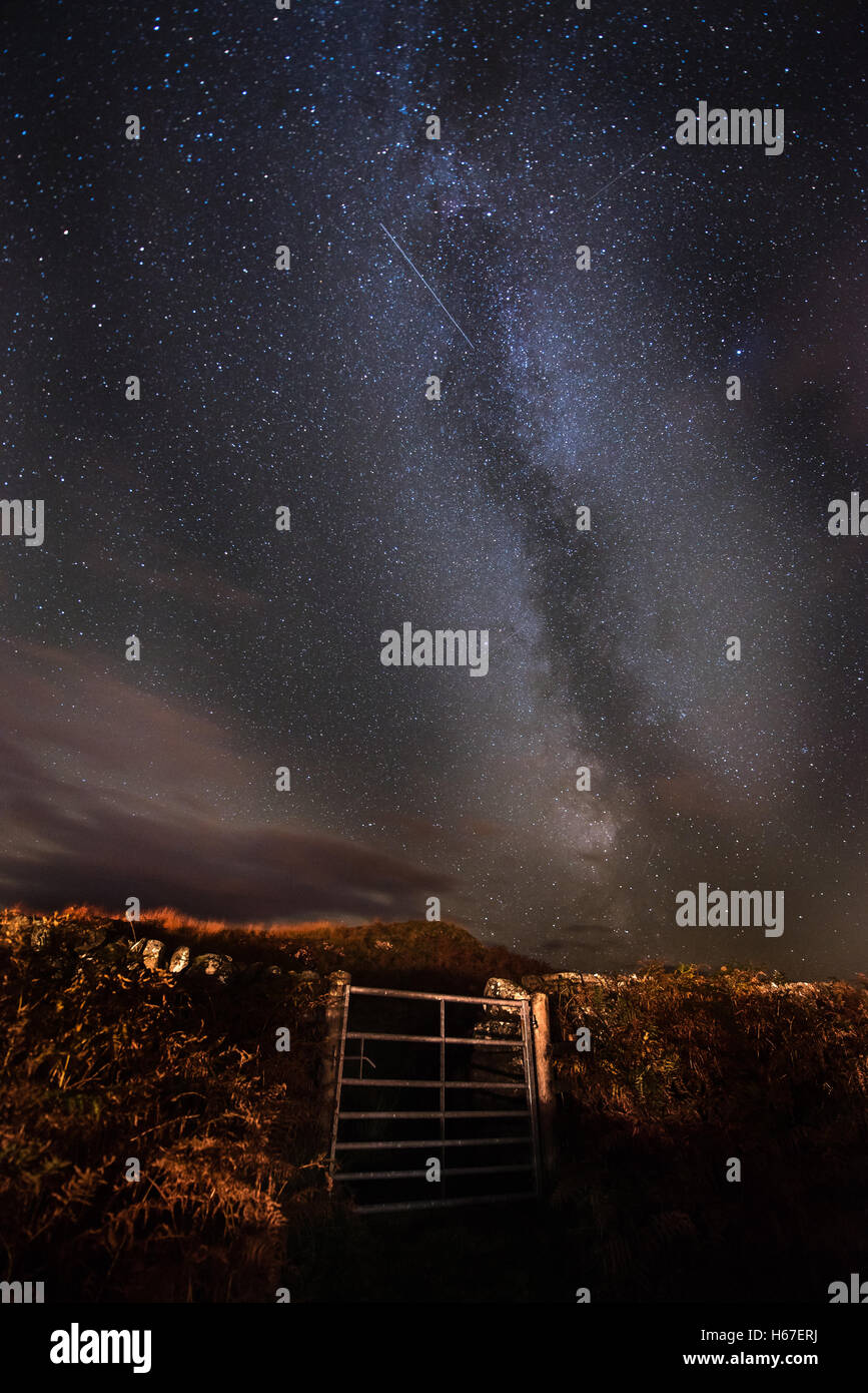 La Via Lattea e Orionid Meteor doccia sopra i cieli notturni sopra i cieli bui Park di Galloway, Scozia Foto Stock