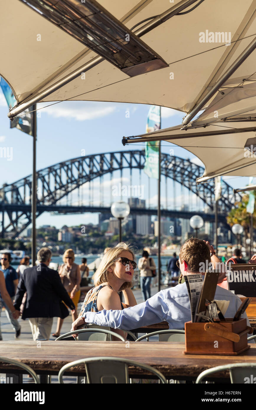 Un paio di recupero dopo il lavoro per un drink serale al Circular Quay di Sydney Foto Stock