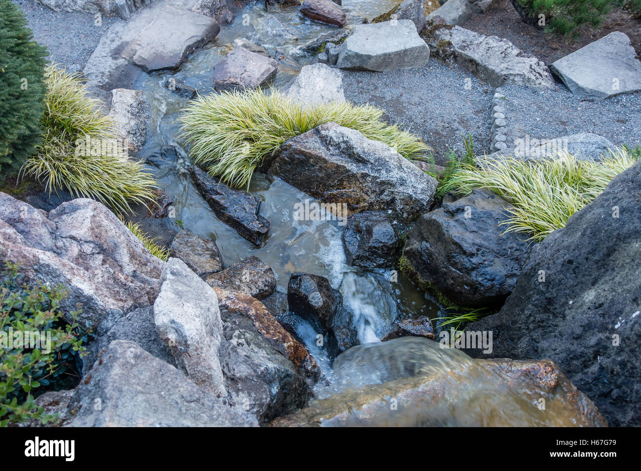 Gli spruzzi di acqua su un bordo roccioso creando una cascata. Shot presi in Seatac, Washington. Foto Stock