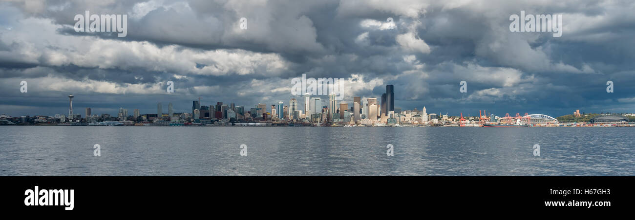 Una vista della skyline di Seattle attraverso Elliott Foto Stock