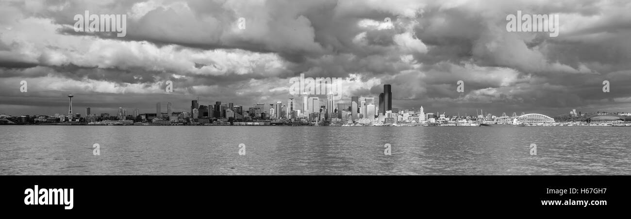 Una vista panoramica della skyline di Seattle attraverso Elliott Bay. Immagine in bianco e nero. Foto Stock