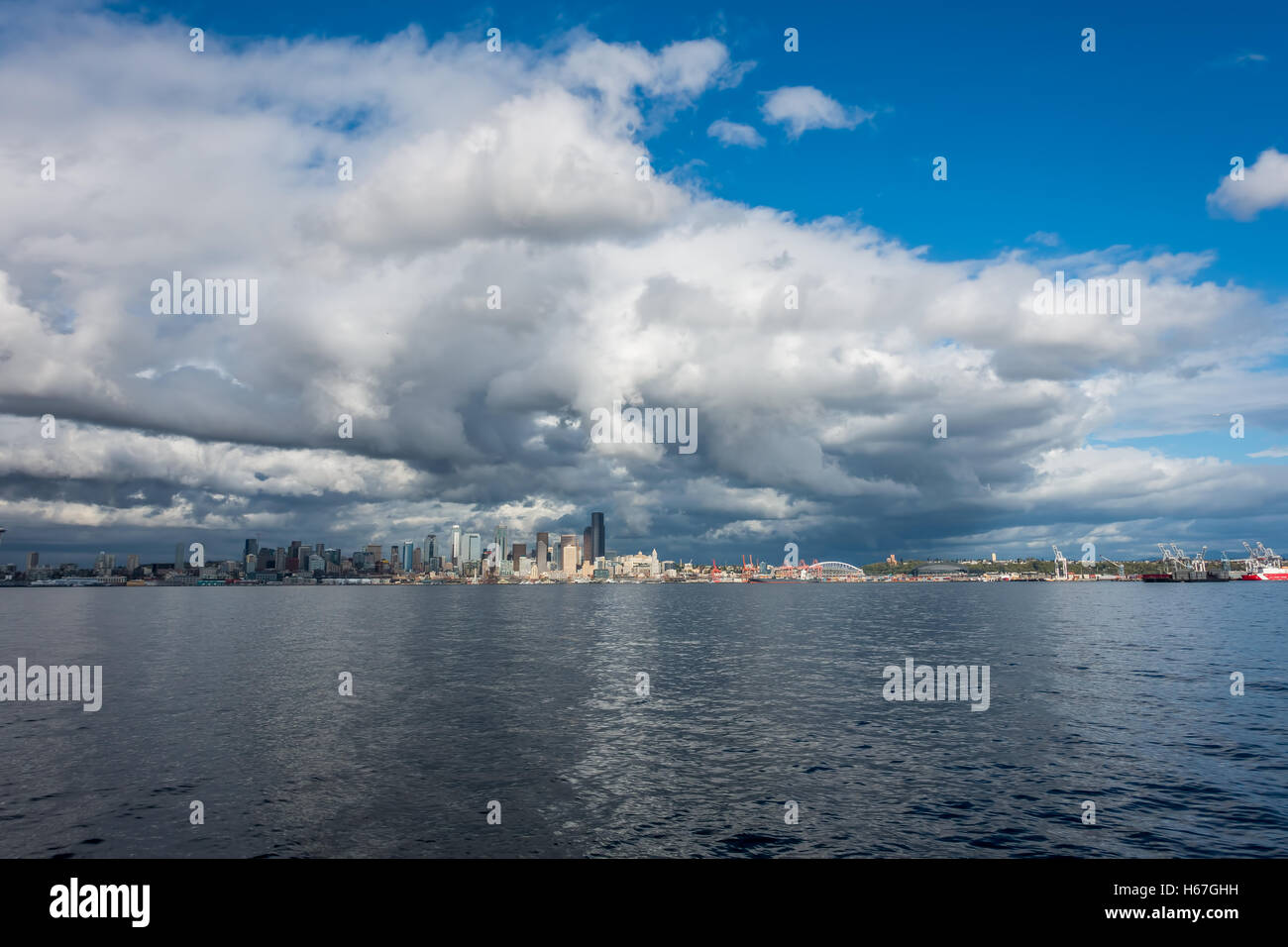 Una vista della skyline di Seattle attraverso Elliott Bay. Foto Stock