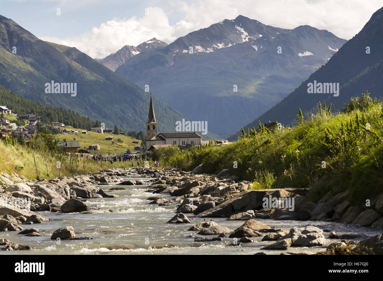 Spol fiume con la chiesa di Santa Maria a Livigno, Italia Foto Stock
