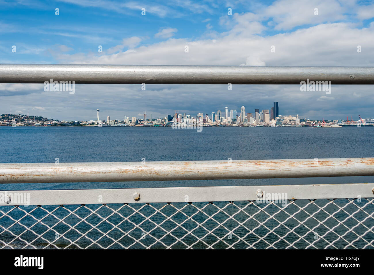 Ringhiere metalliche del telaio dello skyline di Seattle e parte di Queen Anne Hill. Shot presi da Alki Beach. Foto Stock