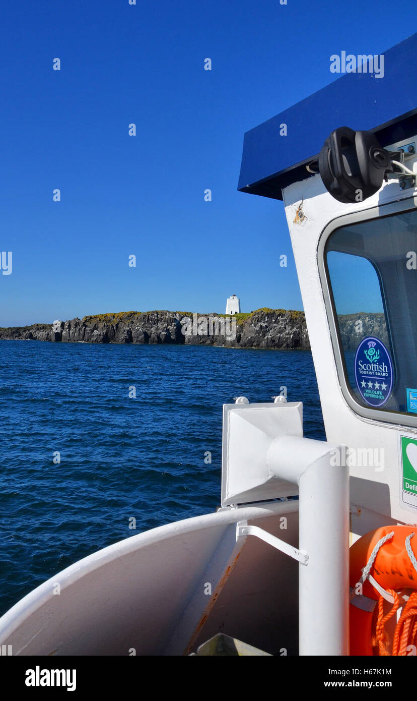 Isola di maggio, Fife, sirena antinebbia visto in lontananza, come si vede dalla parte anteriore di una gita di un giorno in barca di crociera. Foto Stock