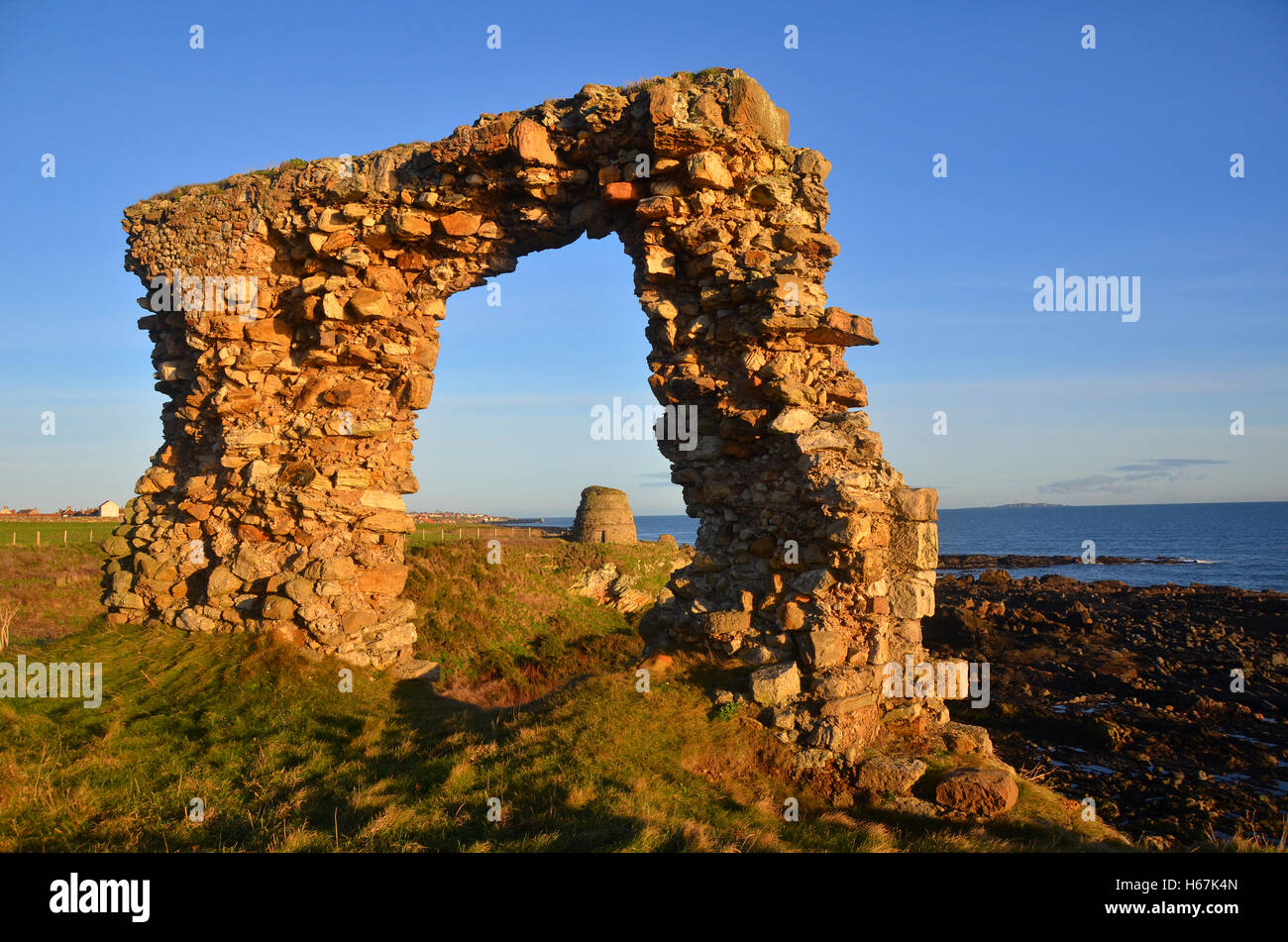 Newark doocot / dovecot vicino a St Monans, Fife, Scozia, come visto attraverso una rovina arcata in pietra. Foto Stock