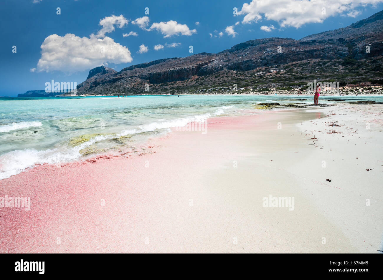 Laguna di Balos sull isola di Creta, Grecia. I turisti relax e bagno in acqua cristallina. La sabbia è rosa in alcune parti della spiaggia. Foto Stock