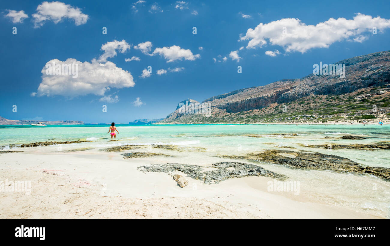 Laguna di Balos sull isola di Creta, Grecia. I turisti relax e bagno in acqua cristallina. La sabbia è rosa in alcune parti della spiaggia. Foto Stock